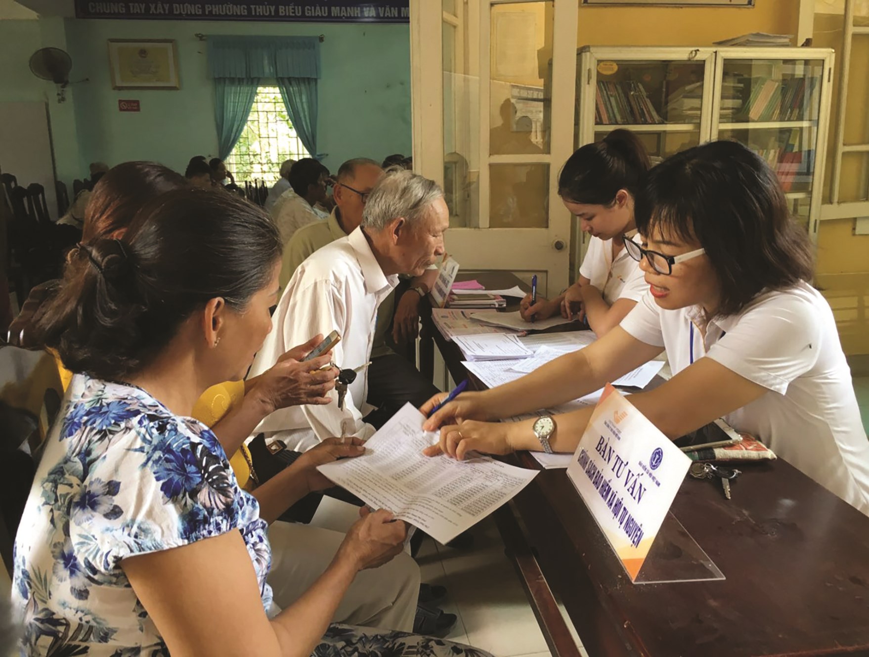 Tham gia BHXH tự nguyện để tạo điểm tựa khi về già